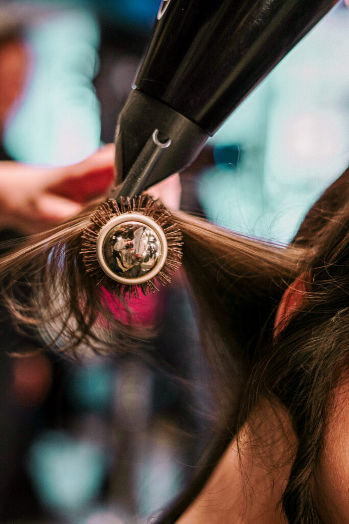 modelowanie włosów suszarką, sprzęt do salonów fryzjerskich